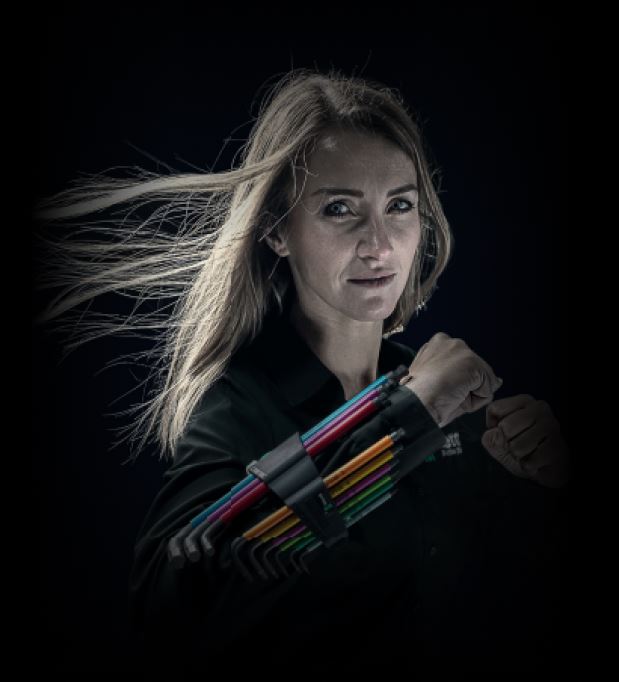 Frau präsentiert Magic-Screwdriver